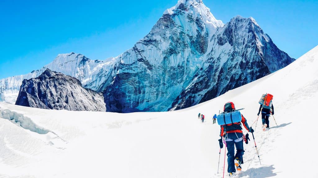 Alpinistas andando no Monte Everest