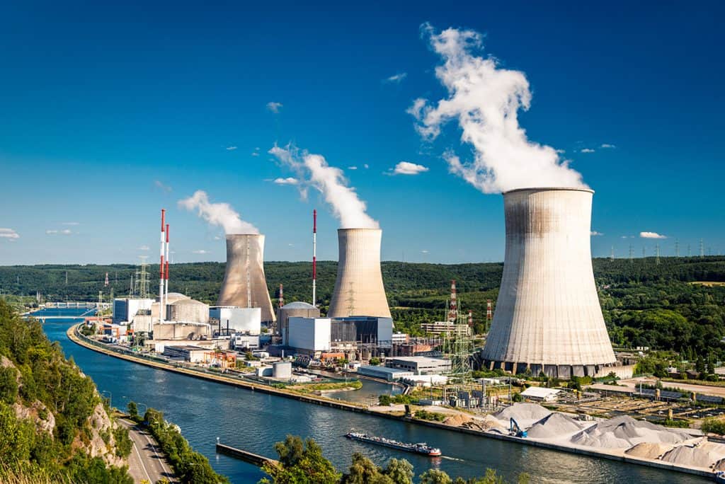 Vista da central nuclear na Bélgica, exemplificando a tendência global de investimento em tecnologia de energia nuclear para atender à crescente demanda por eletricidade