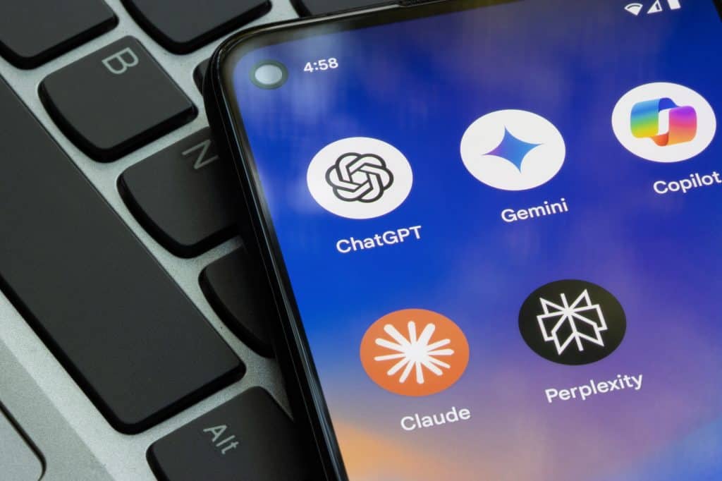 Logos de inteligências artificiais em um smartphone