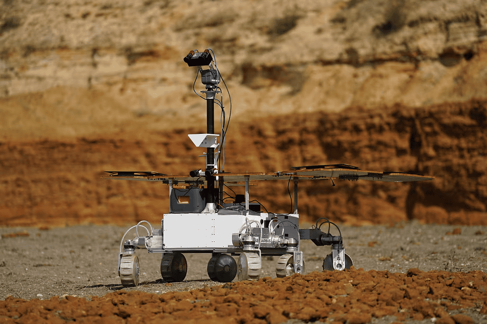 imagem mostra um rover, um veículo exploratório espacial