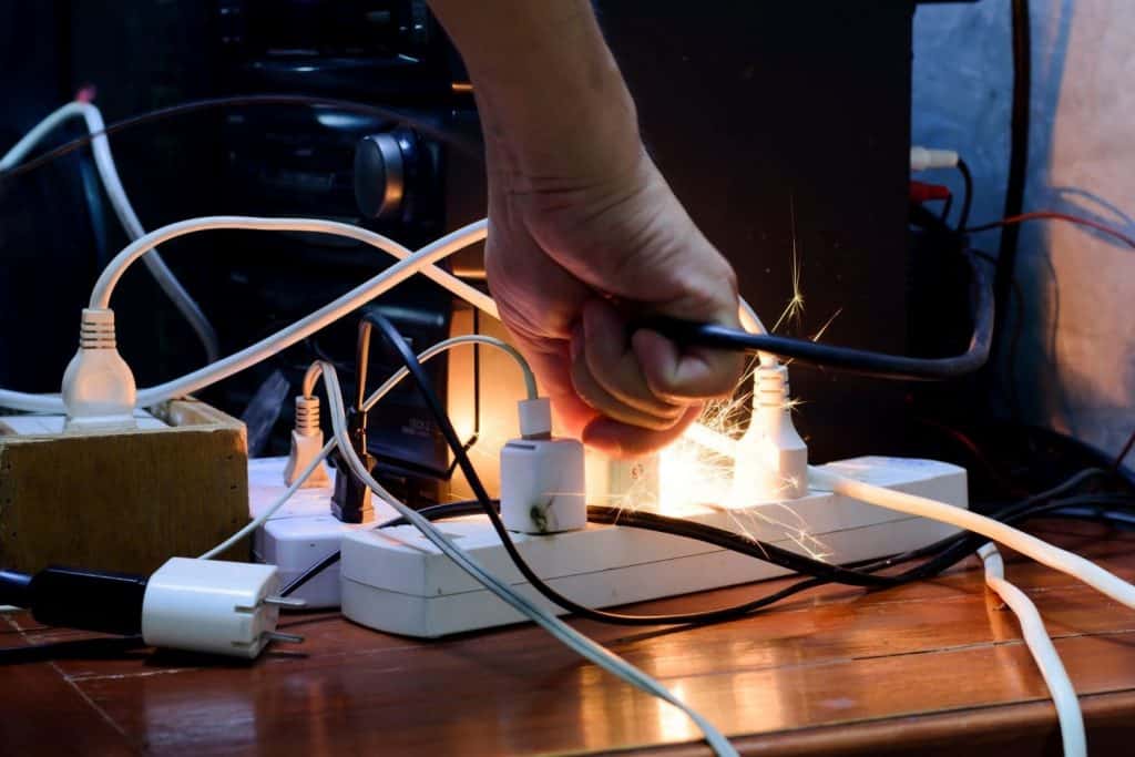 A curto-circuito pode causar arco elétrico enquanto o plugue está sendo conectado, o uso de plugues ou fios não está de acordo com os padrões. Eletrodomésticos velhos, danificados, não prontos para uso.