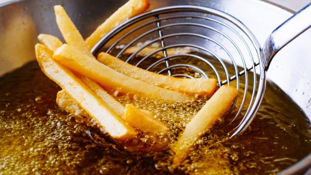 Reutilizar óleo pode ser prejudicial a saúde (Crédito: Jack Jelly/ shutterstock)