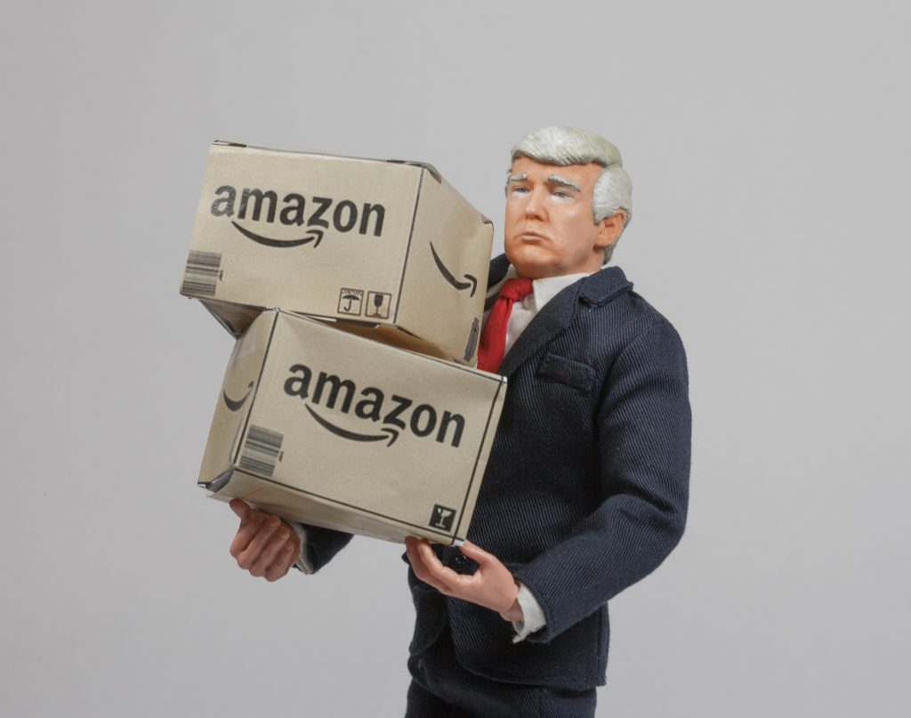 Boneco de Trump carregando duas caixas da Amazon