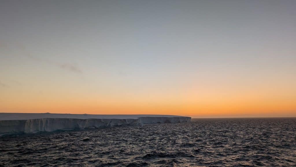 Maior iceberg do mundo no oceano