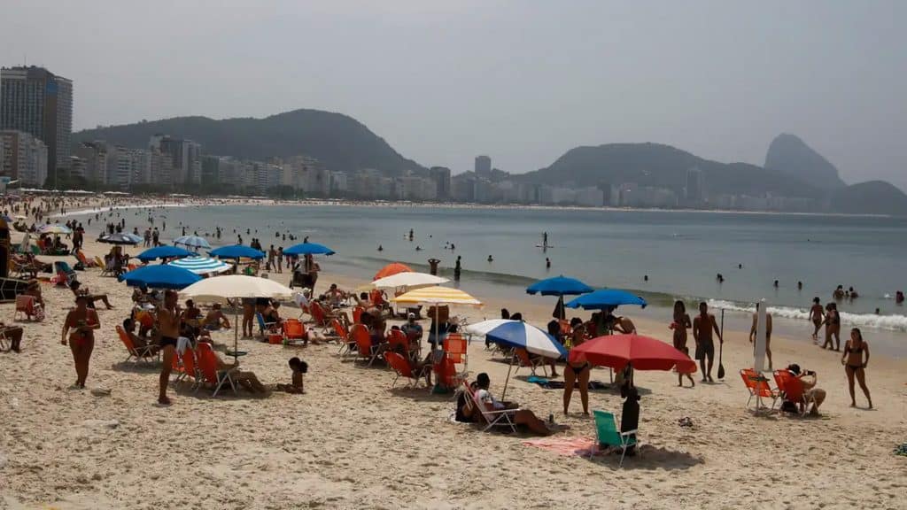 Pessoas na praia em dia quente
