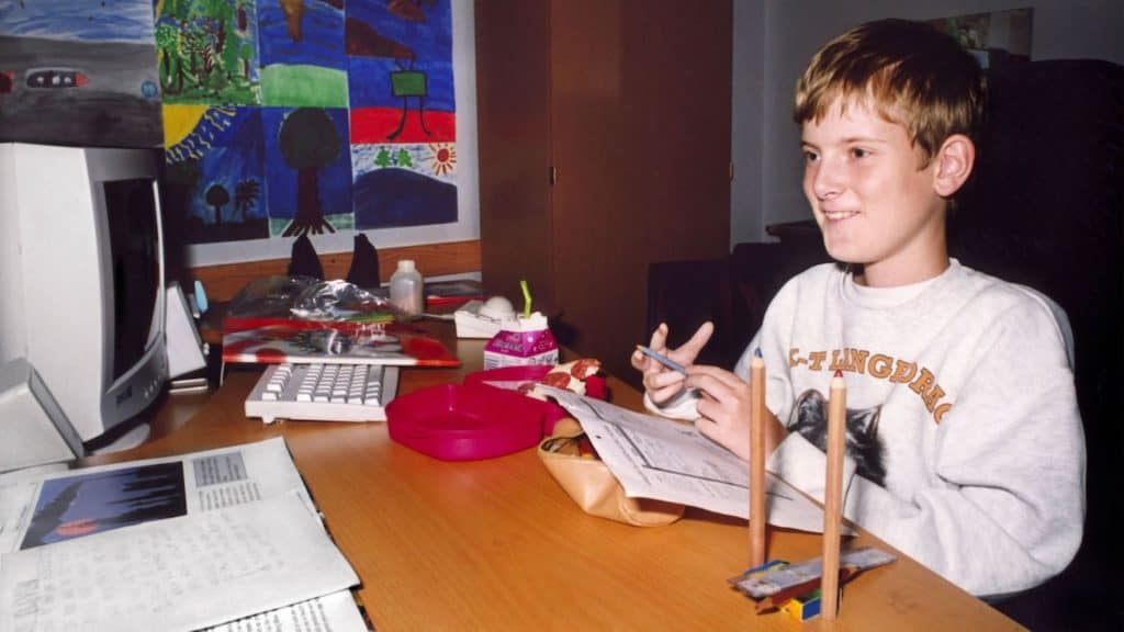 Mats Steen quando era criança em frente ao computador