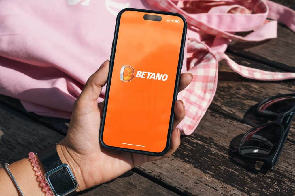 Celular com logo da Betano