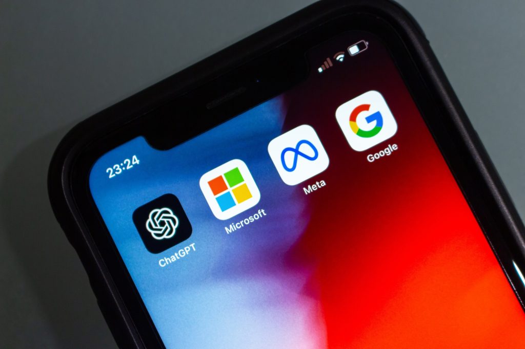 Logos de ChatGPT, Microsoft, Meta e Google em um smartphone