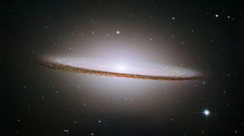 A Galáxia do Sombrero em foto capturada pelo James Webb e vista na luz visível