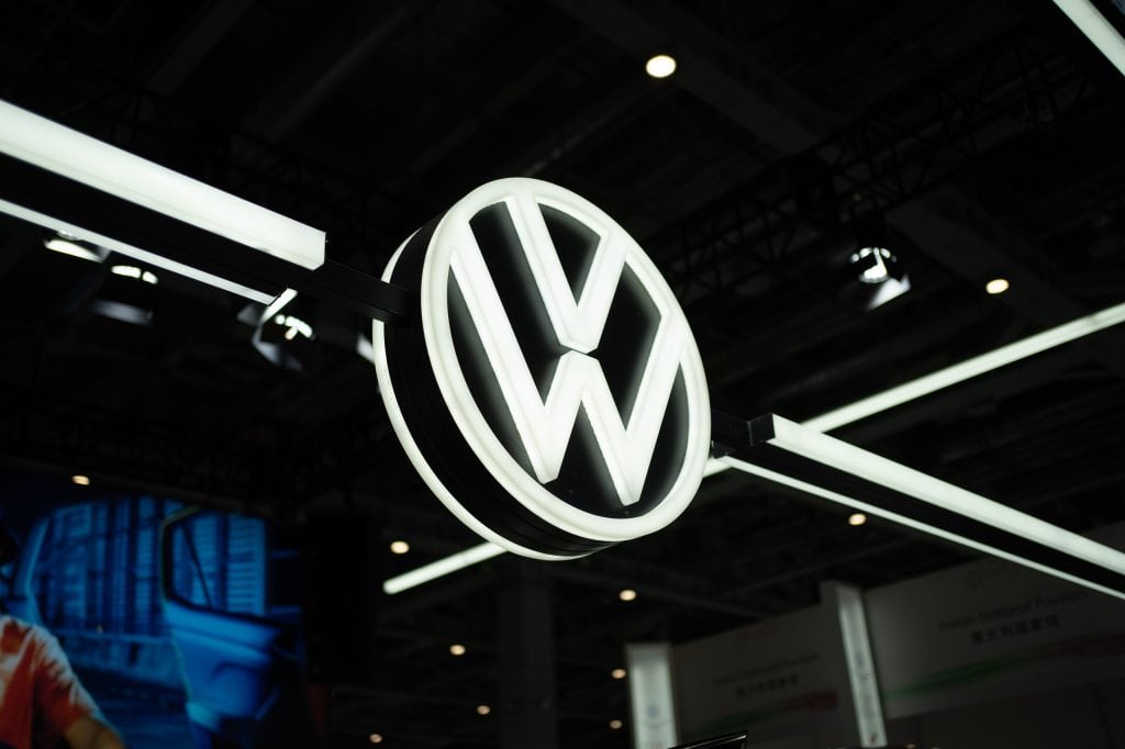 Logo da Volkswagen em um salão de automóveis em Xangai (China)