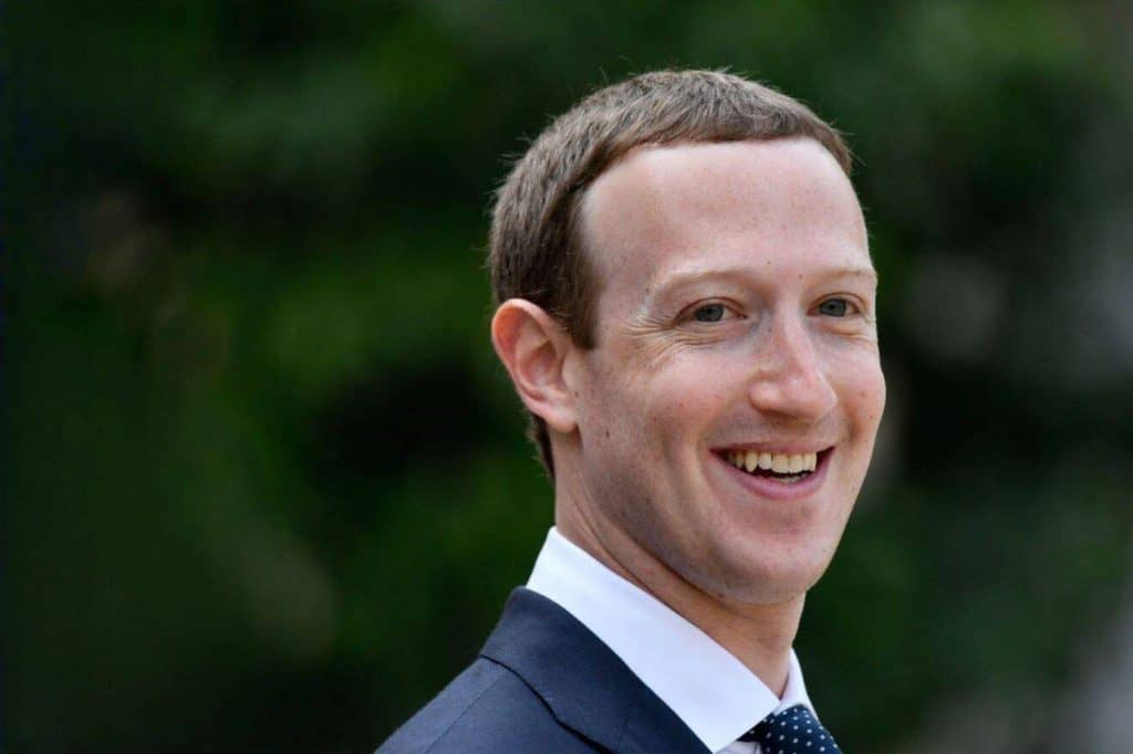 Mark Zuckerberg sorrindo