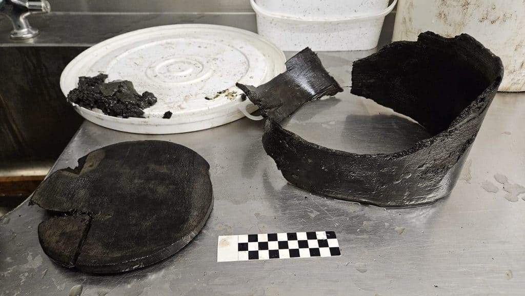 Vestígios de um medidor de grãos encontrados em um fosse arqueológico na holanda