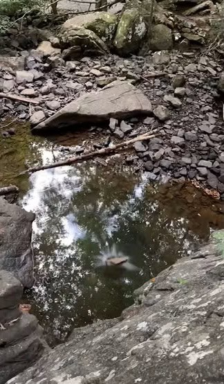Pedra atingindo água