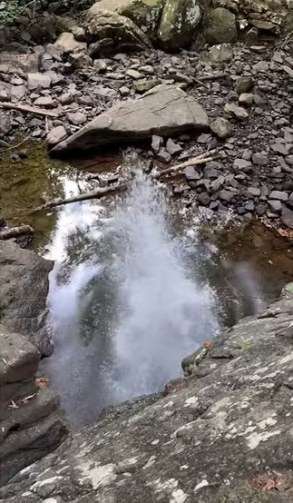 Pedra cai na água