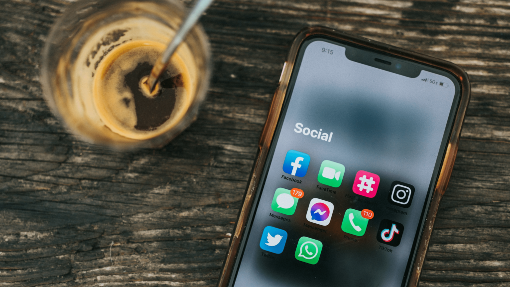imagem demonstra aplicativos de redes sociais em um celular