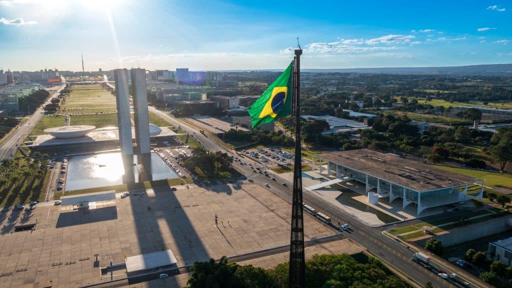 Bandeira do Brasil à frente e, atrás, o Congresso nacional
