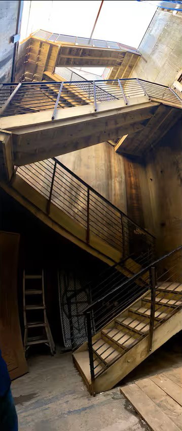 Escadas que levam ao antigo silo de mísseis