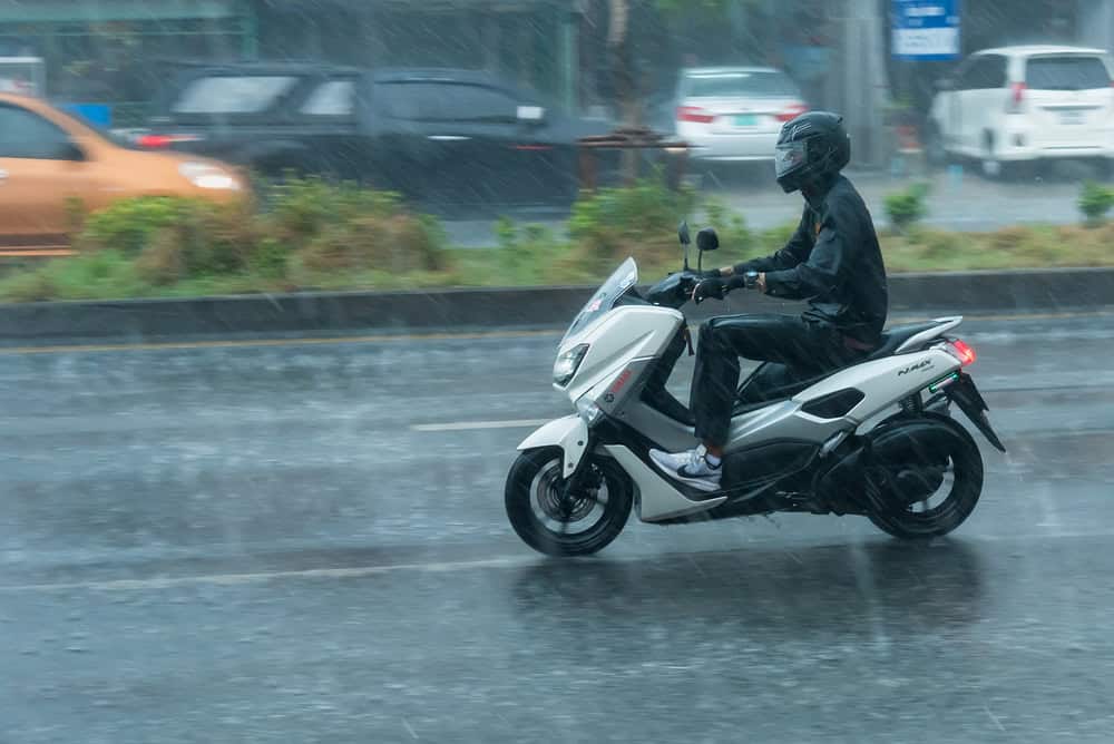 Pessoa pilotando na chuva
