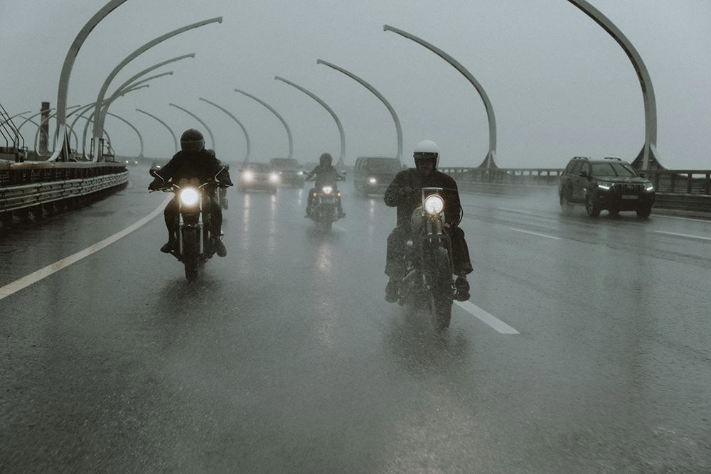 Motociclistas na chuva