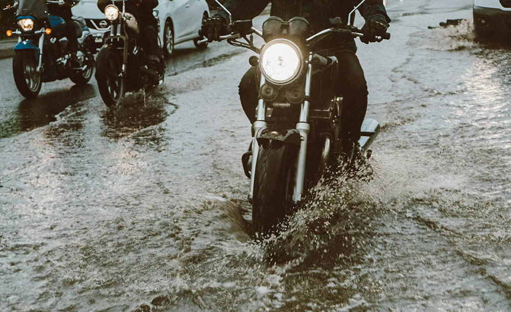 Moto em ponto de alagamento