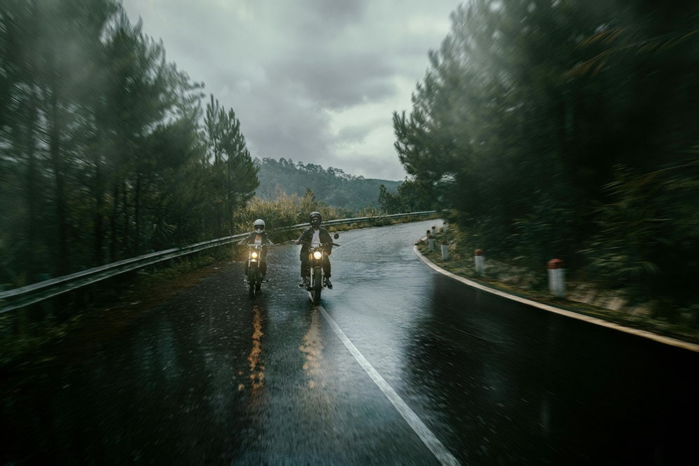 Pilotos em curva durante chuva