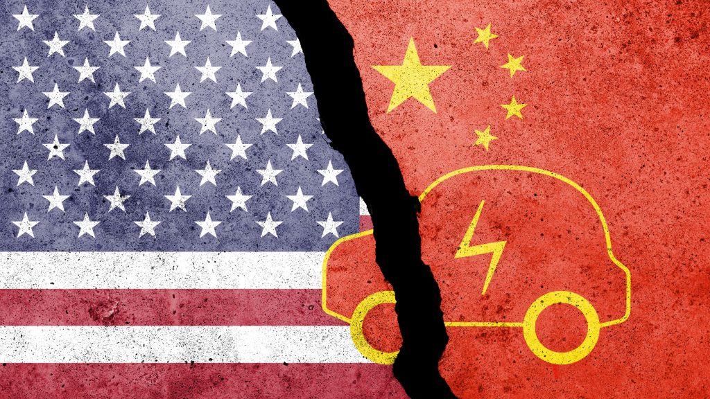 Ilustração com bandeiras dos Estados Unidos e da China sobrepostas por desenho de carro elétrico e atravessadas por rachadura larga