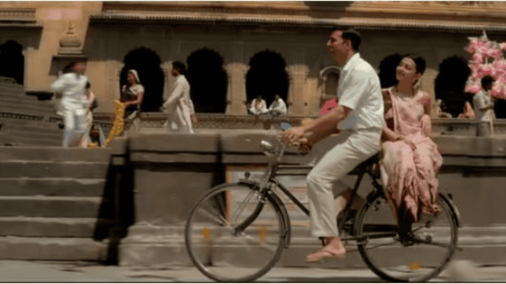 Homem e mulher em uma bicicleta em um ponto turístico famoso na Índia