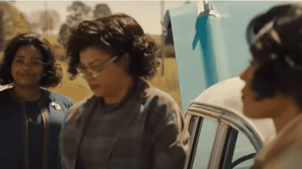 Três mulheres negras ao lado de carro branco antigo