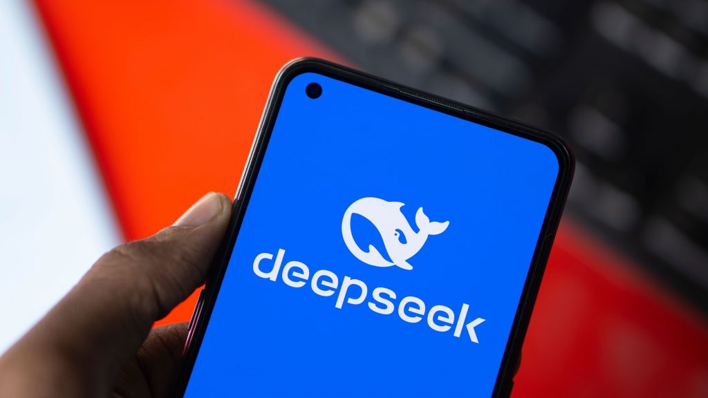 Pessoa segurando celular com logomarca da DeepSeek na tela