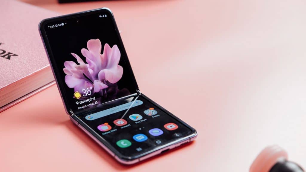 Galaxy Z Flip da Samsung entreaberto sobre mesa