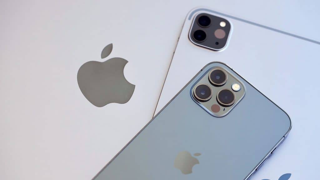 iPhone em cima de iPad em cima de MacBook