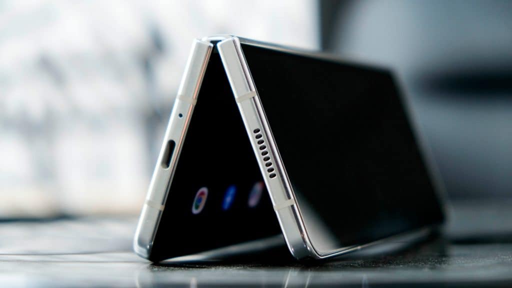 Galaxy Z Fold meio aberto e colocado em cima de mesa com tela para baixo