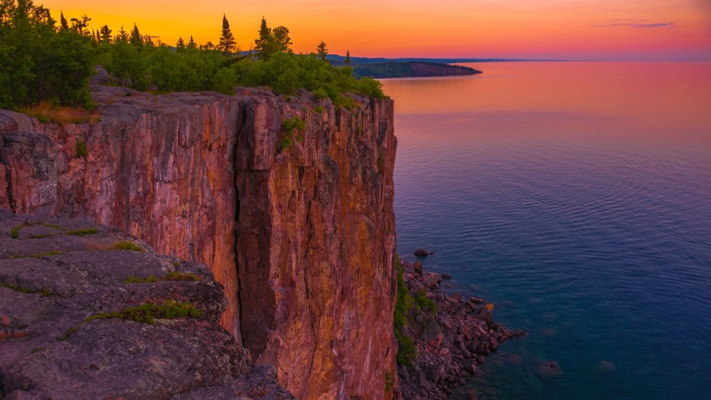 Penhasco sobre Lago Superior, um dos Grandes Lagos da América do Norte, durante pôr do sol