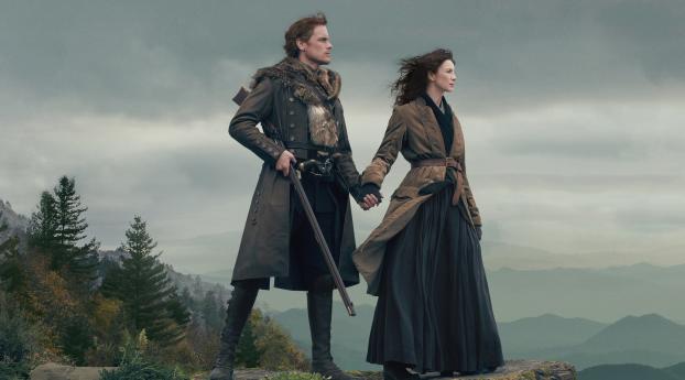Caitriona Balfe e Sam Heughan protagonizam 'Outlander'. Imagem: Sony Pictures Television/Divulgação
