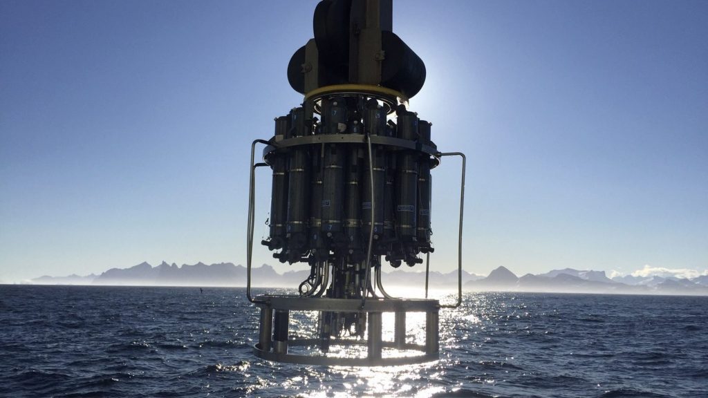 Equipamento sobre oceano usado em pesquisa sobre correntes do Oceano Atlântico