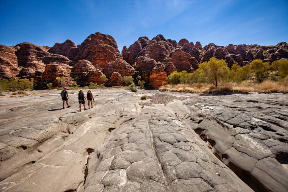 Pessoas fazendo trilha no Parque Nacional Purnululu