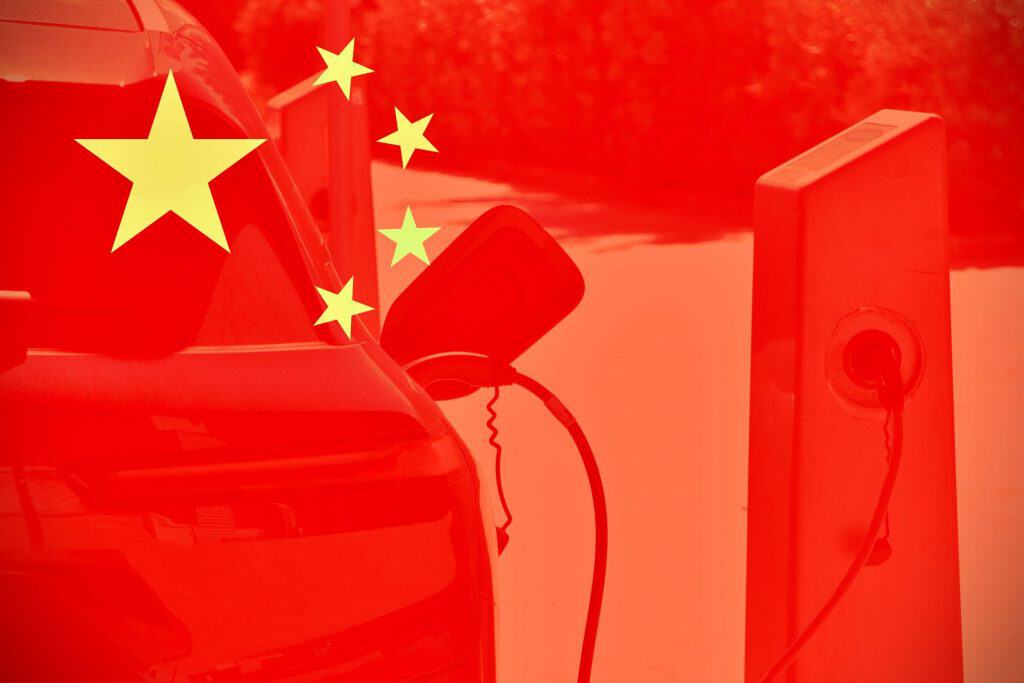 Bandeira da China sobrepondo um carro elétrico sendo carregado