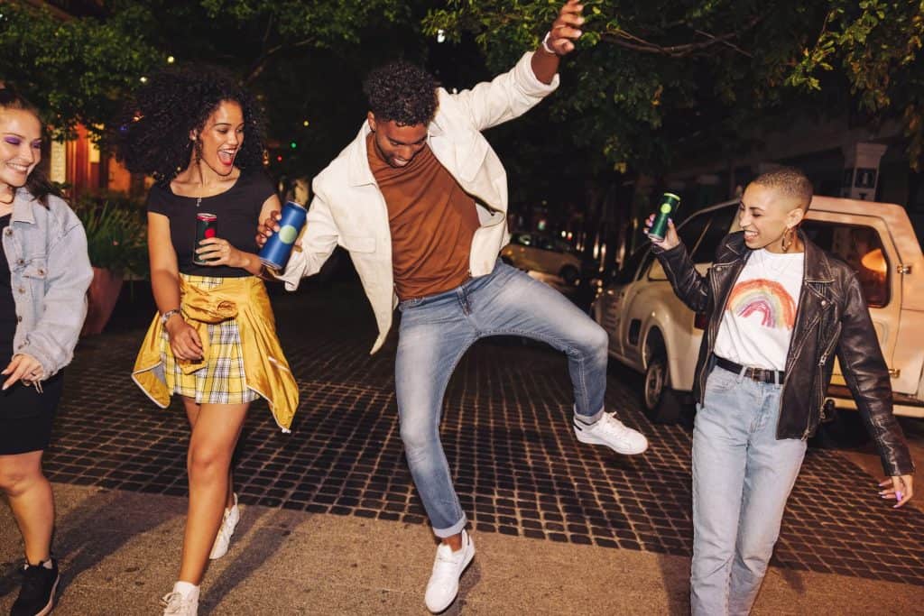Jovens consomem álcool e se divertem na rua