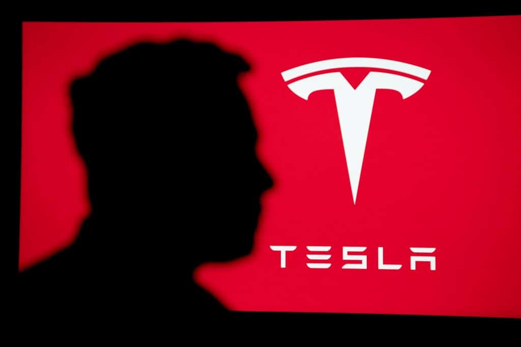 silhueta de elon musk e logo da tesla