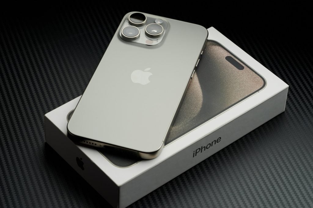 iPhone em cima de sua caixa