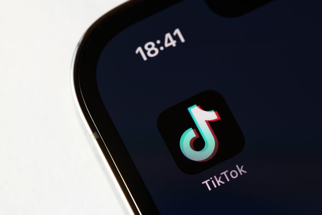 Logo do TikTok em um smartphone