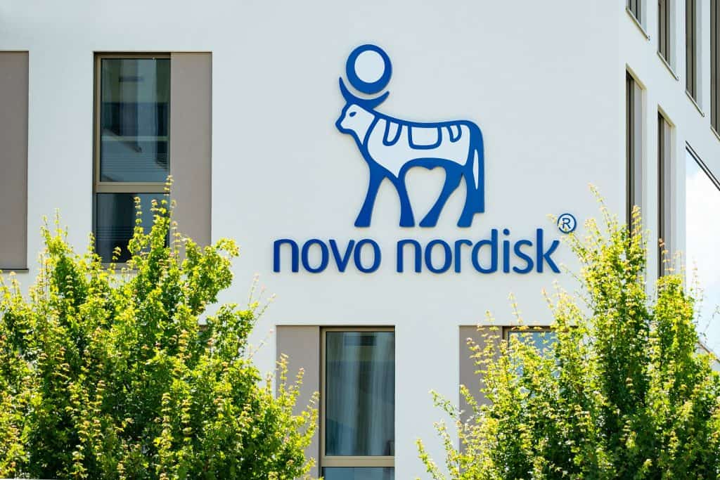 Logotipo publicitário da Novo Nordisk na fachada do prédio, gigante farmacêutico dinamarquês de saúde Novo Nordisk AS, produção de medicamentos inovadores, tratamento da obesidade Ozempic,