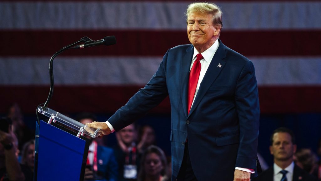 Donald Trump em um púlpito