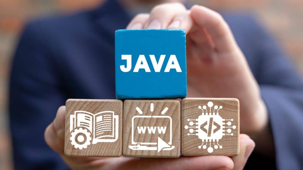 mãos segurando blocos em madeira com Conceito da linguagem de programação Java. Tecnologia de software para desenvolvimento web.
