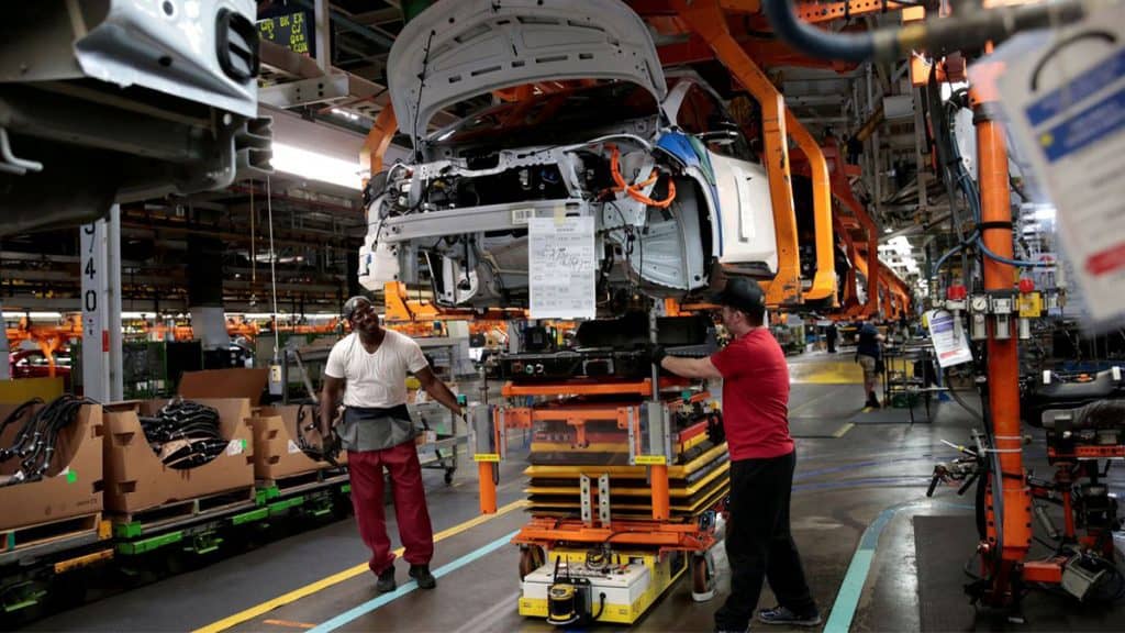 Linha de produção de uma das fábricas de carros no Brasil