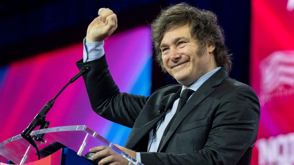 Presidente da Argentina, Javier Milei, sorrindo com punho erguido em evento
