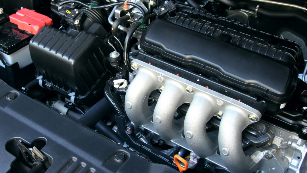 imagem mostra o motor de um carro durante uma manutenção no mecânico