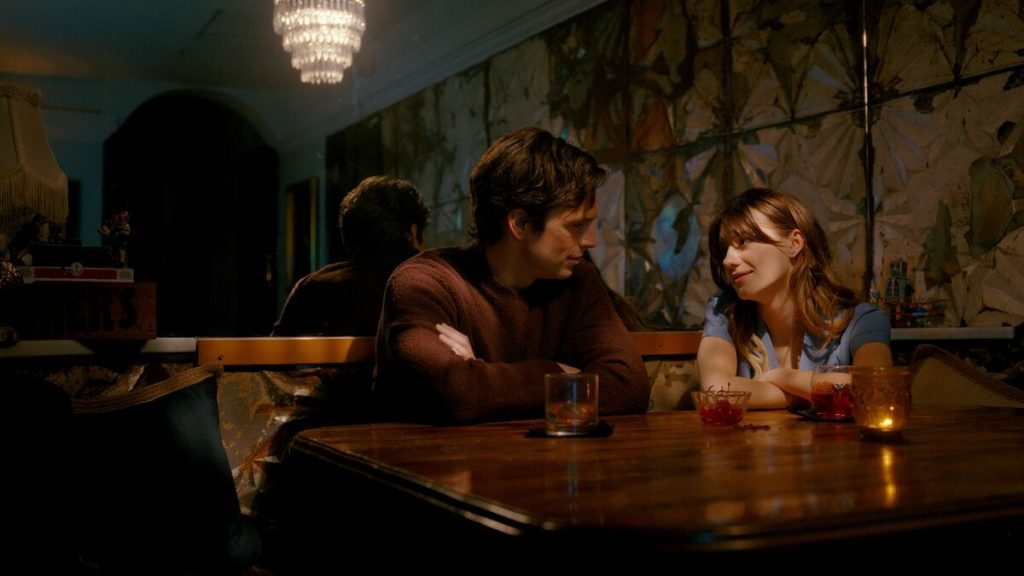 imagem mostra dois personagens sentados a uma mesa numa cena do filme FRESH