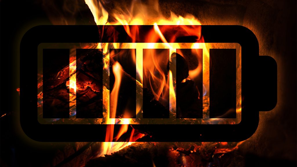 Montagem com ícone de bateria e foto de fogo ao fundo