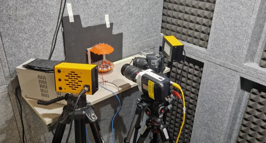 Maquina de levitação acústica filmando a bolha mais duradoura até o momento